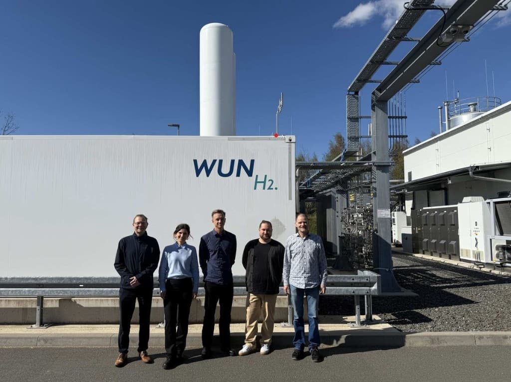 Vertreter von WUN H2, Riessner-Gase, TÜV SÜD und FuelCert am Wasserstoffstandort der WUN H2 GmbH